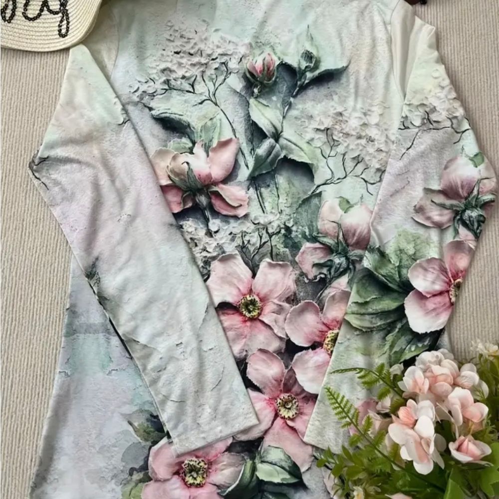 Woman's Top - Picture 4 of 8